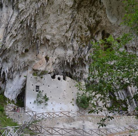 Il percorso al Santuario della Madonna del Fiume di Calabritto.